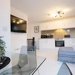 Canal-side Townhouse Free Parking Location Leeds (West Yorkshire)