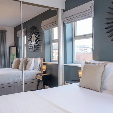 Canal-side Townhouse Free Parking Location Hébergement de vacances