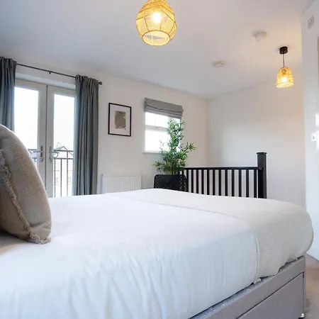Canal-side Townhouse Free Parking Location 리즈