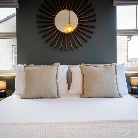 Canal-side Townhouse Free Parking Location Holiday home