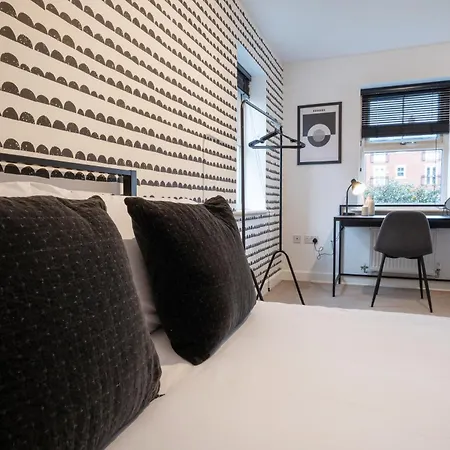 Canal-side Townhouse Free Parking Location * 리즈