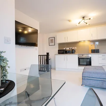 Canal-side Townhouse Free Parking Location Leeds (West Yorkshire)