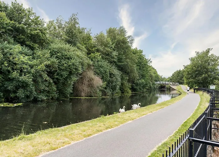 Canal-side Townhouse Free Parking Location * Leeds (West Yorkshire)