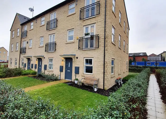 Canal-side Townhouse Free Parking Location