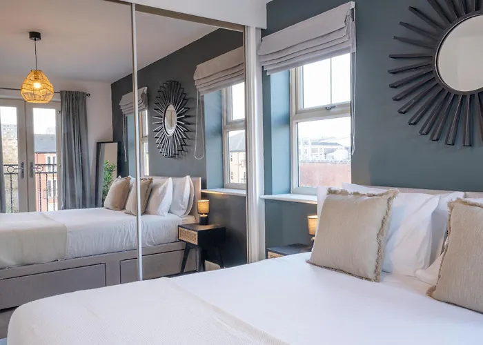 Canal-side Townhouse Free Parking Location Hébergement de vacances