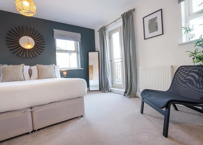 Canal-side Townhouse Free Parking Location Holiday home