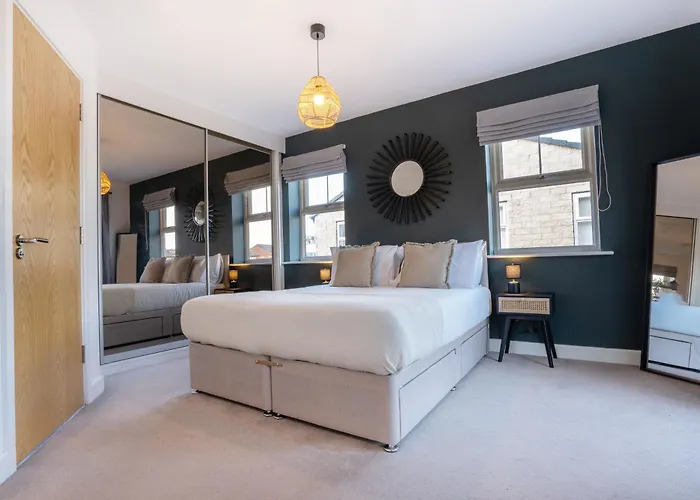 Canal-side Townhouse Free Parking Location