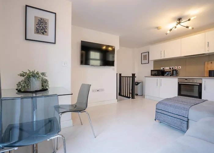 Canal-side Townhouse Free Parking Location Hébergement de vacances *