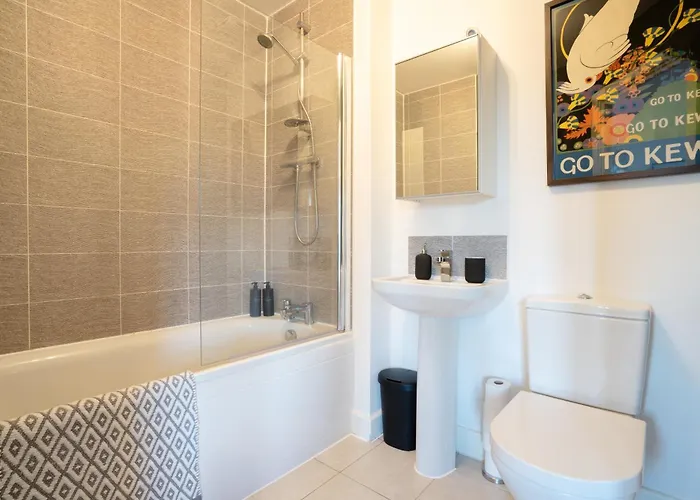 Canal-side Townhouse Free Parking Location Leeds (West Yorkshire)