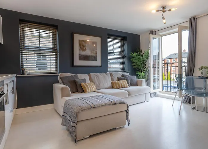 Canal-side Townhouse Free Parking Location * Leeds (West Yorkshire)