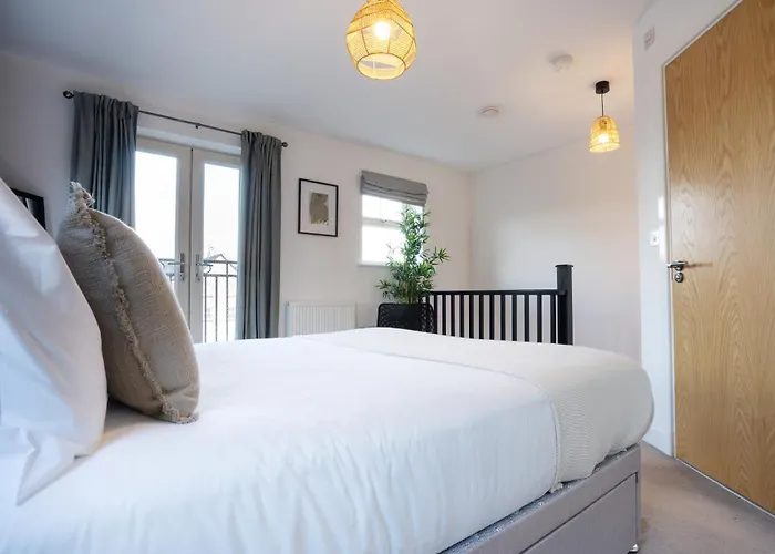 Canal-side Townhouse Free Parking Location Leeds (West Yorkshire)