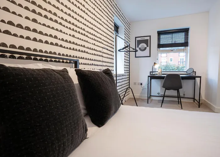 Canal-side Townhouse Free Parking Location * Leeds (West Yorkshire)