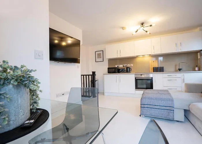 Canal-side Townhouse Free Parking Location Leeds (West Yorkshire)