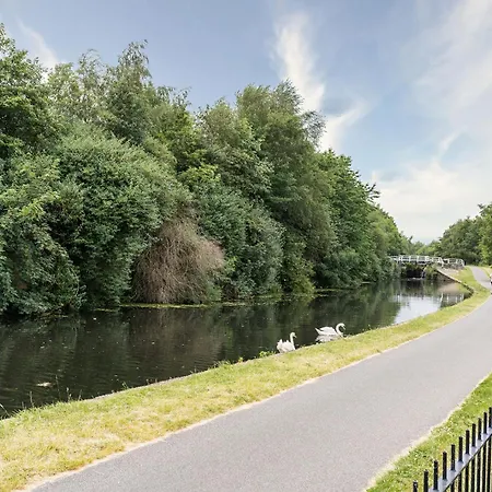 Canal-side Townhouse Free Parking Location * Leeds (West Yorkshire)