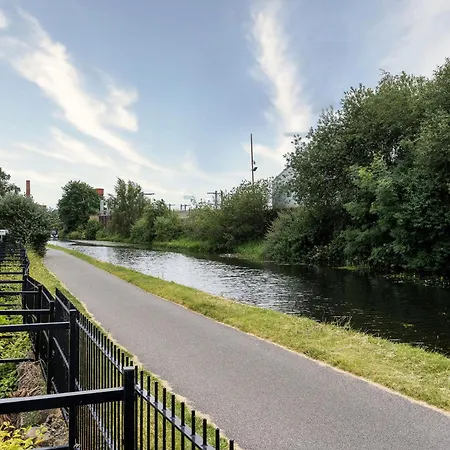 Canal-side Townhouse Free Parking Location Vakantiehuis Leeds (West Yorkshire)