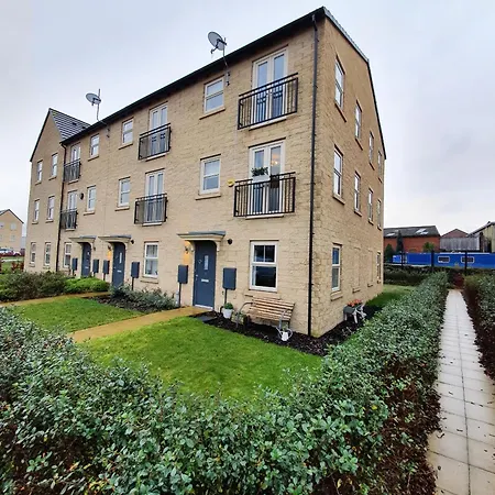 Canal-side Townhouse Free Parking Location